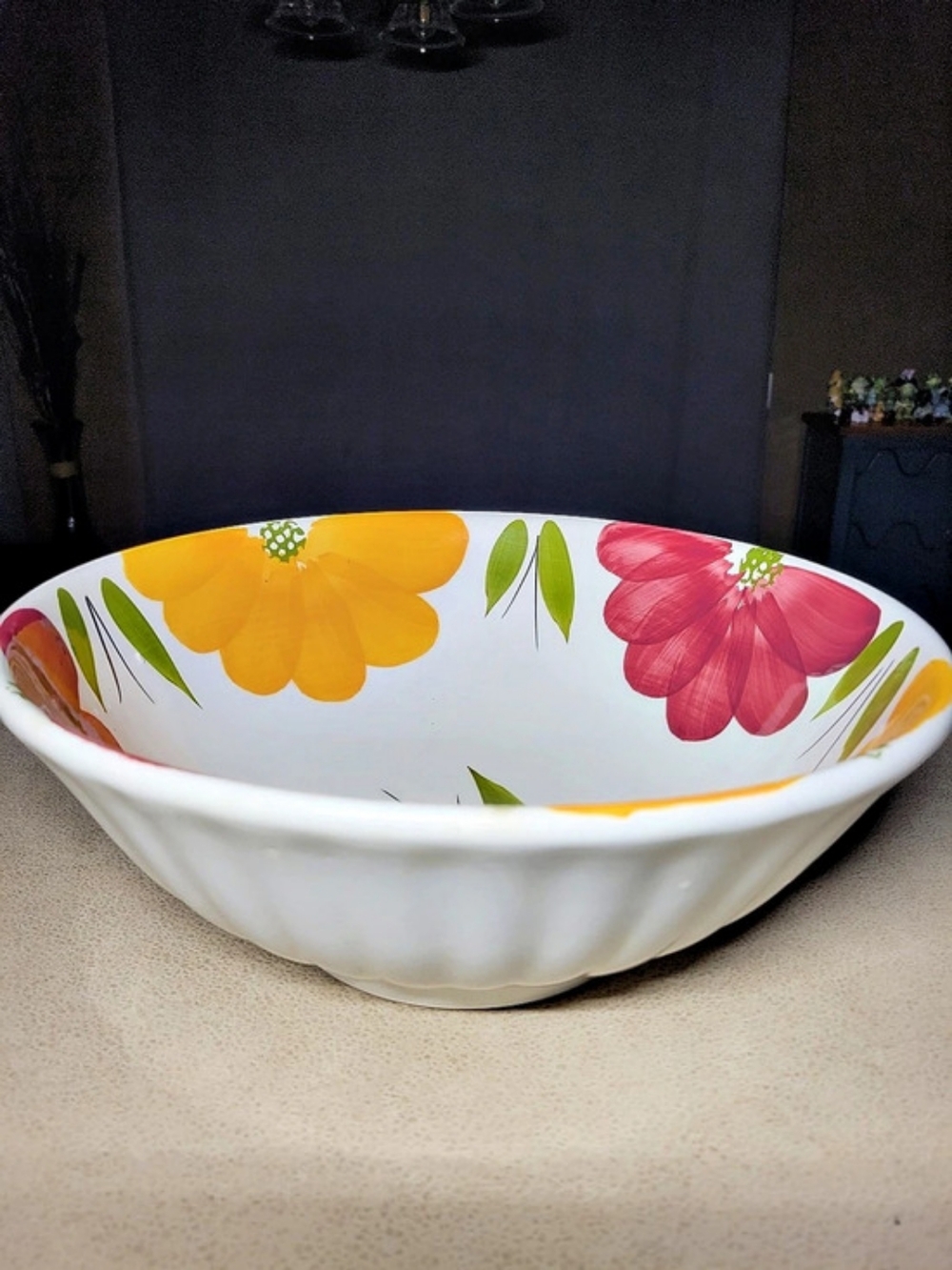 Retro 1970s Italian Hand-Painted Ribbed Ceramic Serving Bowl – Yellow Pink Daisy